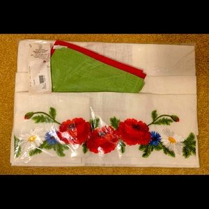 Tablecloth w/2 Red & 2 Green Napkins - Ukrainian